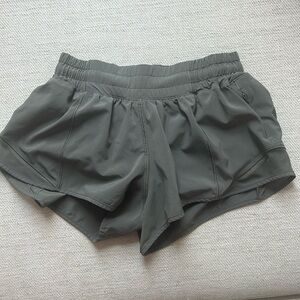 BARELY WORN Lululemon Hotty Hot Lined Short 2.5”